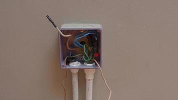 Reparación de enchufes eléctricos y cables de extensión por un electricista profesional. video