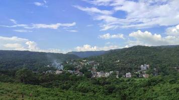 khasi hills est une formation de basse montagne sur le plateau de shillong dans l'état de meghalaya en inde. video