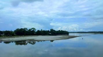 una hermosa vista del paisaje de un río con cielo azul en bangladesh. video