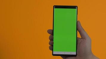 schermo dello smartphone. smart phone isolato su sfondo colorato. video