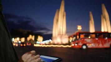personas que usan tablet smartphone, viajan por la calle en la ciudad urbana en bangkok, tailandia video
