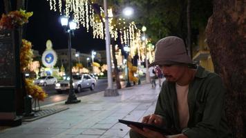 personas que usan tablet smartphone, viajan por la calle en la ciudad urbana en bangkok, tailandia