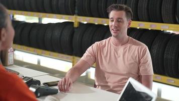 autodealers praten met klanten en doen betalingen. voor auto-onderdelen en reparaties bieden servicecentra voor moderne auto's creditcardbetalingen aan. video