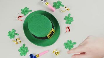 St Patricks Day. leprechaun hatt. utsikt från ovan video