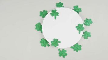 st. Patrick's Day Shamrocks auf grauem Hintergrund. Sicht von oben. Platz kopieren. video