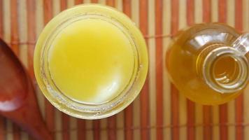 Ghee fait maison dans un récipient sur une table , video