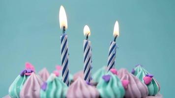 gâteau d'anniversaire avec une bougie sur fond de couleur claire video