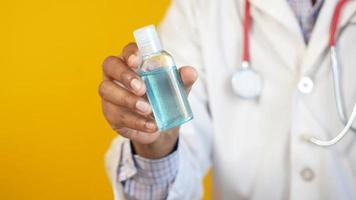 Nahaufnahme der Arzthand mit Desinfektionsgel video