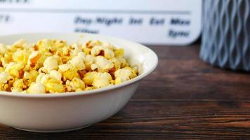 Popcorn und TV-Fernbedienung auf dem Tisch