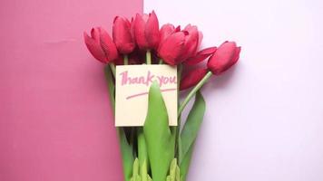 note de remerciement et fleur de tulipe sur table video