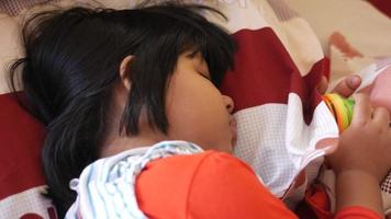 4-jähriges Mädchen, das auf dem Bett schläft video