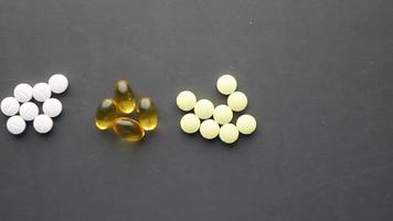 close-up de muitos comprimidos e cápsulas coloridas video