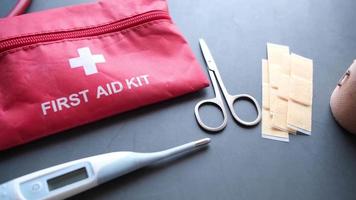 Nahaufnahme des Erste-Hilfe-Kastens video