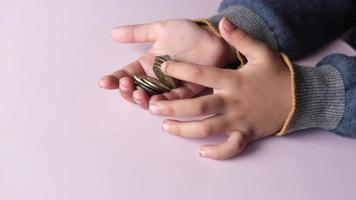 menina criança pilha moedas para economizar. video
