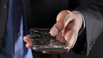 Männer halten ein beschädigtes Smartphone video