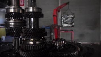 El mecánico de reparación de automóviles controla los engranajes de transmisión manualmente. video