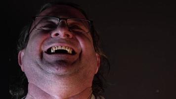 dolly shot van close-up oude man zeer vrolijke en lachende beelden. video