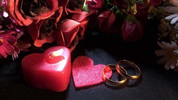 rauchige Ringe und Blumen zum Valentinstag video