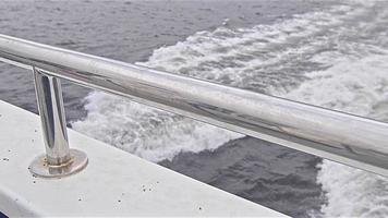 garde-corps de sécurité chromé sur le pont du navire et vagues de la mer video