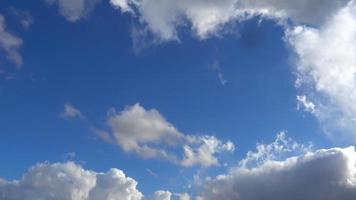 nuages blancs moelleux se déplaçant dans le ciel bleu video