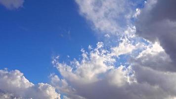 nubes blancas esponjosas moviéndose en el cielo azul video