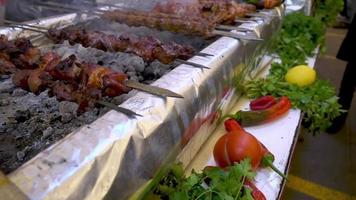vendedor ambulante cocinando shish kebabs de carne en fuego de leña video