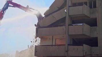 momento de demolición de un edificio antiguo video