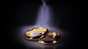 dia dos namorados esfumaçado perfeito duas imagens de anéis de ouro