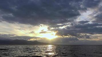 tempestose nuvole scure invernali nell'oceano video