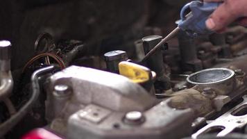 limpieza de pistolas de aire de inyectores de motores de automóviles en el taller de reparación