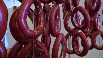 saucisses biologiques attachées à des cordes séchées pour la fermentation sur le marché video