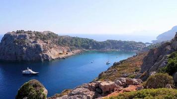 anthony quinn bay panorama turquesa águas claras faliraki rhodes greece. video