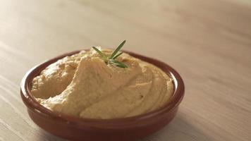 processus de fabrication du houmous fait maison, avec de l'ail, des pois chiches, de l'huile d'olive et des épices video