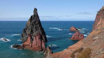 splendida vista sull'oceano e bellissime rocce di colore marrone e rosso. onde che si infrangono sulle scogliere. isola in mezzo all'oceano. isola di Madera, Portogallo. viaggiare per il mondo. video