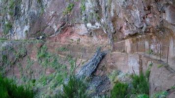 twee wandelaars, wandelen op het pad parcours in de bergen. reis de wereld rond en geniet van de natuur. gevoel van vrijheid. kliffen en rotsen. wandelen pico arieiro naar pico ruivo, madeira eiland portugal. video