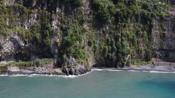 incredibile vista aerea del drone sull'oceano e sulle scogliere. bella acqua blu dell'oceano. viaggiare per il mondo e scoprire la bellezza della natura. meta di vacanza perfetta. isola di Madera, Portogallo. video