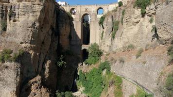 the puente nuevo, ny bro i Ronda. vita byar i provinsen Malaga, Andalusien, Spanien. vacker by på bergets klippa. turistmål. semester och njut av solen. video