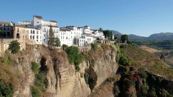 increíble pueblo de ronda. pueblos blancos en la provincia de malaga, andalucia, españa. hermoso pueblo en el acantilado de la montaña. destino turistico vacaciones y disfrutar del sol. video