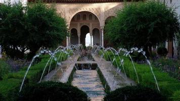 le généralife, alhambra grenade. l'eau qui coule des fontaines. architecture mauresque. espagne patrimoine mondial de l'unesco. voyagez dans le temps et découvrez l'histoire. destinations incroyables pour les vacances. video
