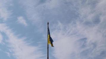 ukrainische große nationalflagge auf dem hintergrund des blauen himmels in schytomyr während des krieges. der Krieg in der Ukraine. Ruhm für die Ukraine.