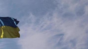 ukrainische Flagge auf dem Hintergrund des blauen Himmels in Schytomyr während des Krieges. Projekt von Wladimir Zelensky. Die Größe der Flagge beträgt 14 Meter Breite und 8 Meter Höhe. video