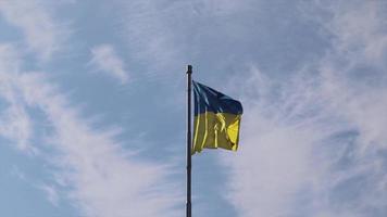 ukrainische große nationalflagge auf dem hintergrund des blauen himmels in schytomyr während des krieges. der Krieg in der Ukraine. Ruhm für die Ukraine. Friedenskonzept. video