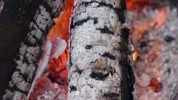 fogo de madeira de carvalho em um churrasco em cinzas e fumaça