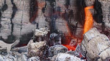 feu de bois de chêne dans un barbecue en cendre et fumée video