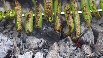 cocinar pimiento verde vegetal en un fuego de leña de barbacoa
