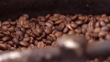 Aromatische braune Kaffeebohnen, die in einer industriellen Röstmaschine gemischt werden, um sie kühler und trinkfertig zu machen video