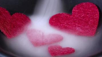 tecido vermelho forma de coração e fumaça
