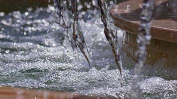 détail des gouttes d'eau dans une fontaine à eau video