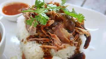 Eisbein. geschmorte Schweinekeule mit süßer Sauce auf Reis. video