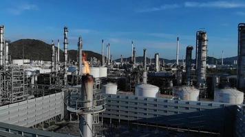 planta de refinería de petróleo químico, industria de concepto de planta de energía y tubería de metal, ciudad de enfriamiento con gas de vapor de agua video